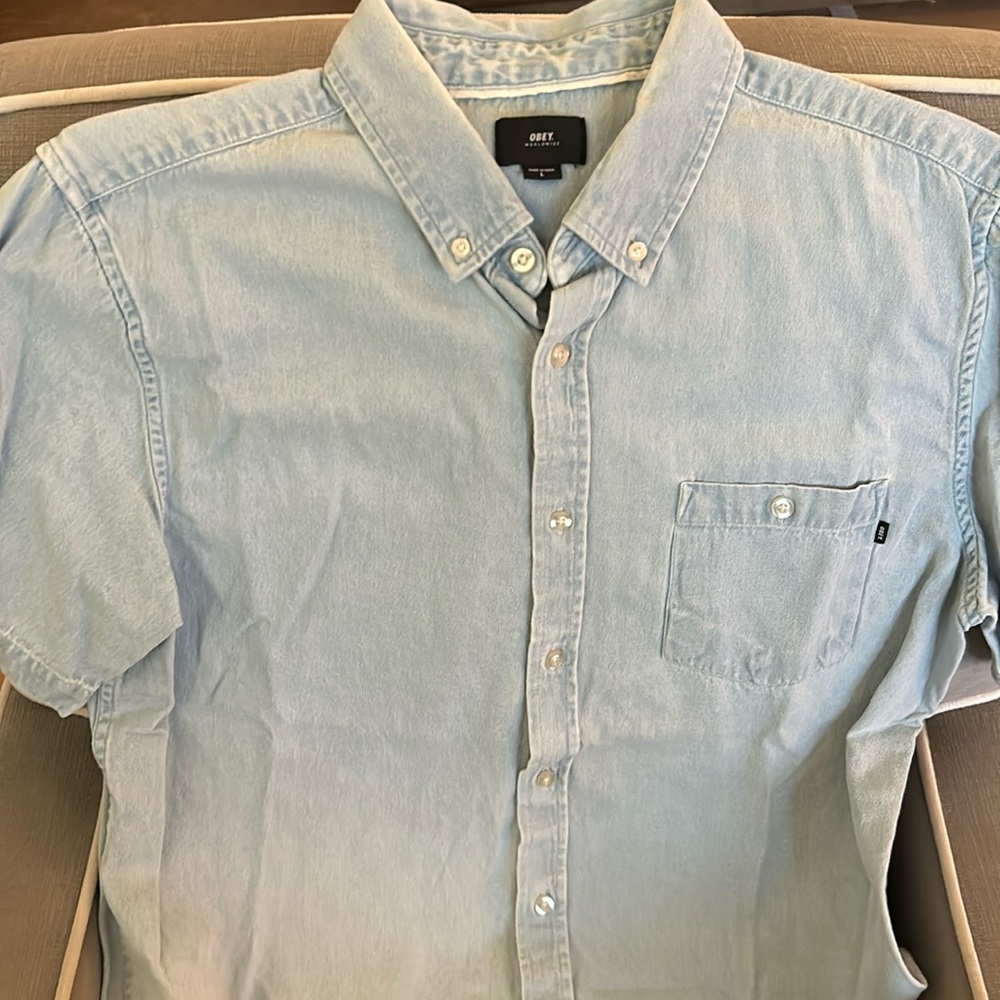 Men’s Obey shirt